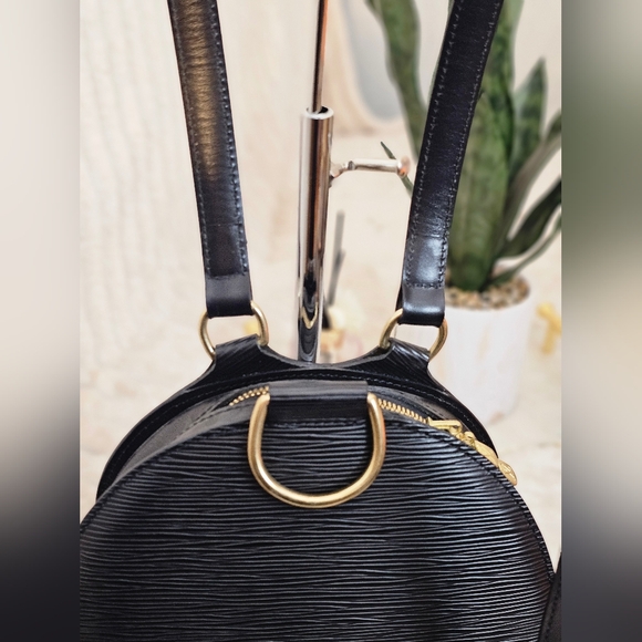 🔥😍GIFTABLE- Beautiful Condition 🔥😍 Authentic Louis Vuitton Epi Backpack - Picture 14 of 17